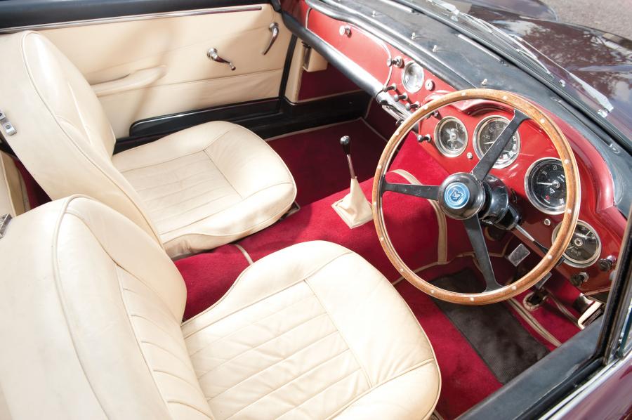 Интерьер Aston Martin DB4 Convertible 1962 года  (фото 28 из 41)